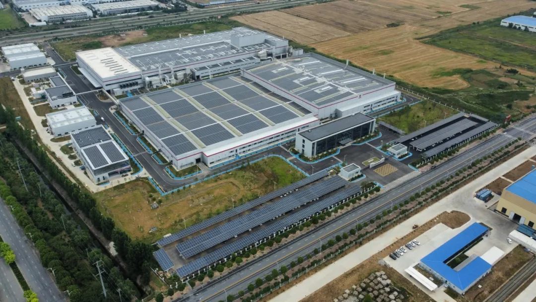 襄陽市(shì)首個(gè)“BIPV廠(chǎng)房(fáng)+BIPV光(guāng)伏車(chē)棚”正式投入使用(yòng)